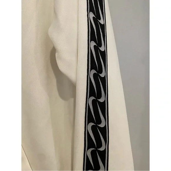 Women’s “Nike” track jacket - Picture 4 of 5